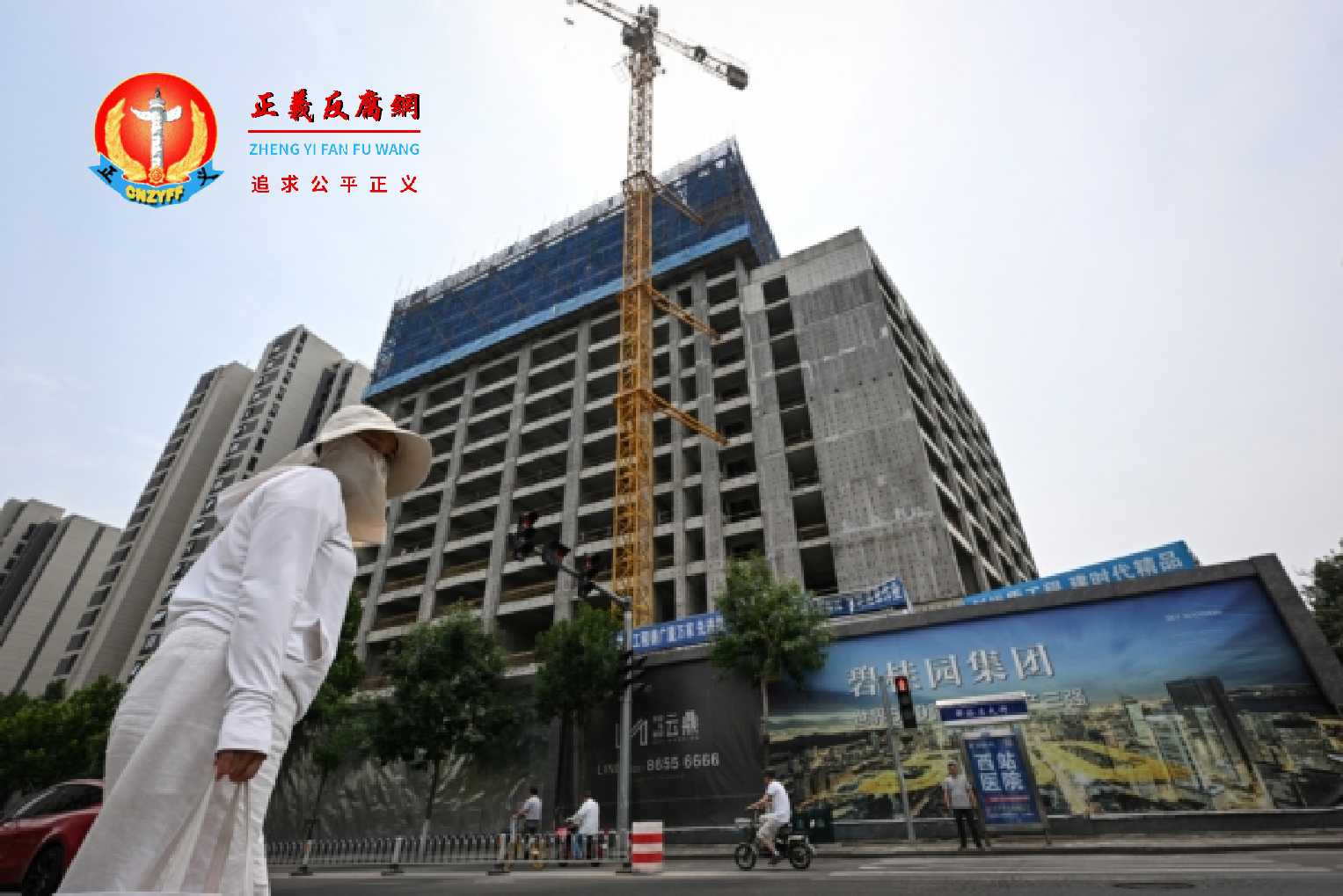房地产危机爆发，成为中国经济恶化的众多因素之一。图为2024年6月5日，一名女子走过碧桂园在天津正在建设的一个住宅小区楼盘。.jpg