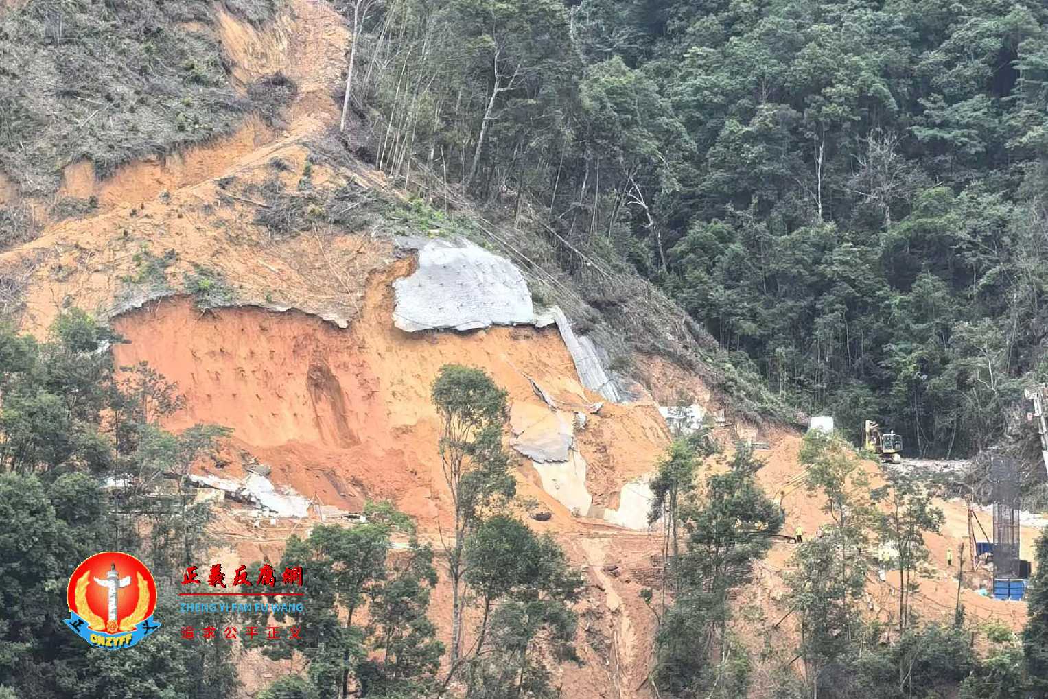 水电十六局建设的边坡曾于今年8月发生过大面积垮塌,该边坡同样采用锚筋桩加固岩土体。.jpg 水电十六局建设的边坡曾于今年8月发生过大面积垮塌,该边坡同样采用锚筋桩加固岩土体。.jpg