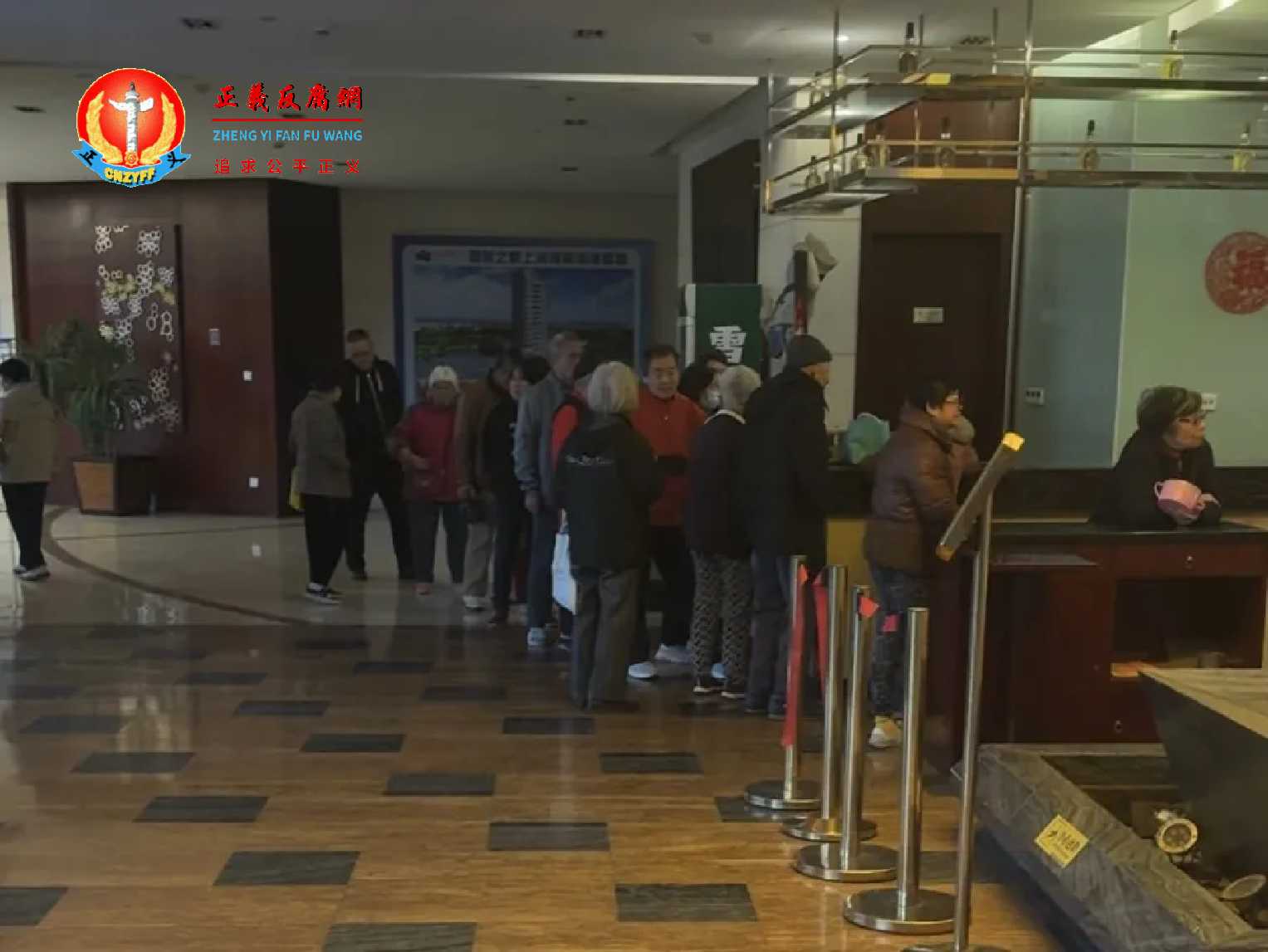 酒店内,老人正在排队等开餐。.jpg 酒店内,老人正在排队等开餐。.jpg