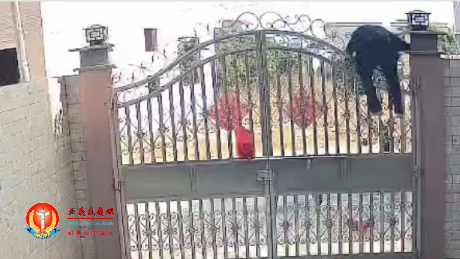 微视频｜广东一位82岁老奶奶翻3米高围栏出门 看监控吓人